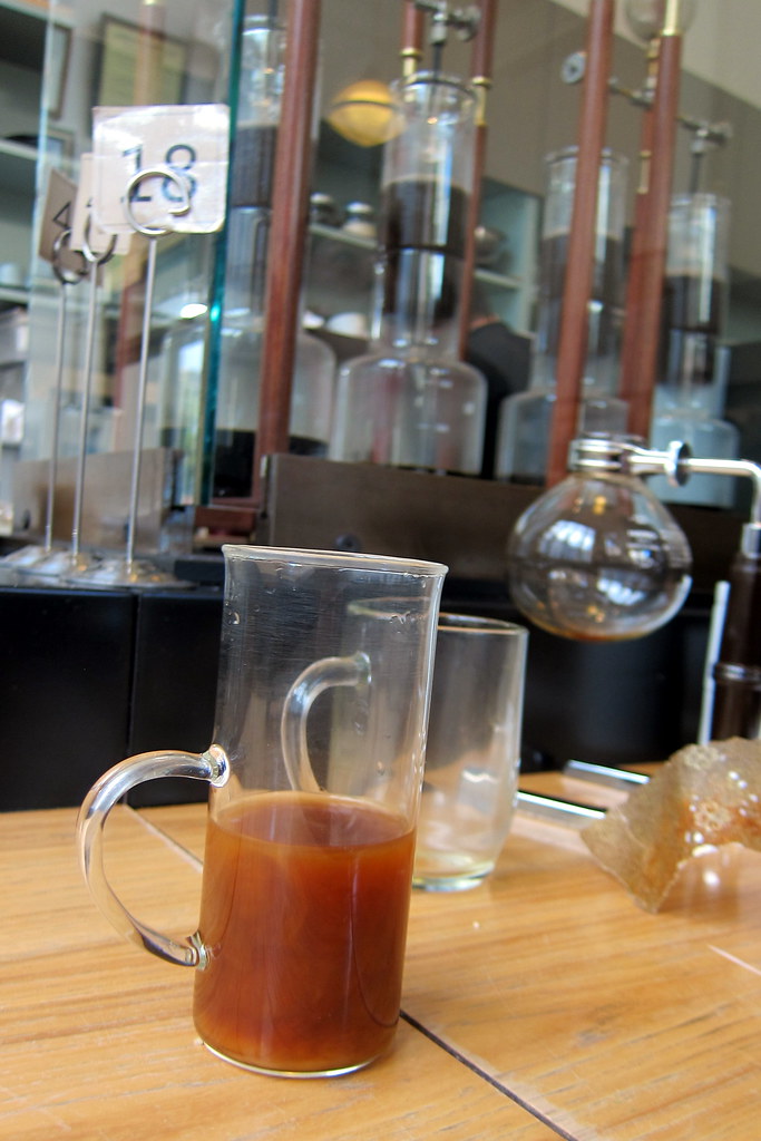 Grüne Rohkaffeebohnen in Jutesäcken im Lager