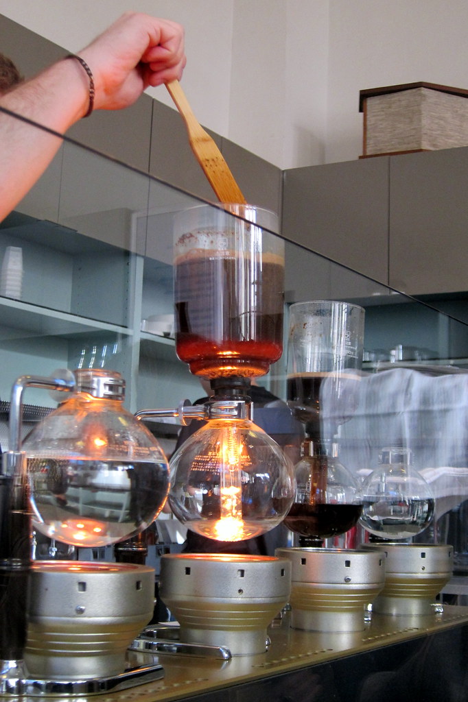 Frisch gebrühter Filterkaffee in der Rösterei