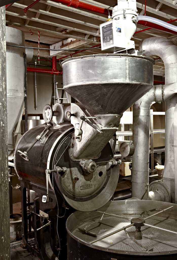 Verpackte Kaffeetüten mit Röstdatum im Ladengeschäft